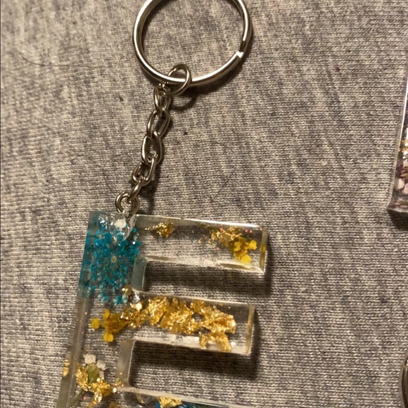 resin letter keychain - Picture 5 of 10